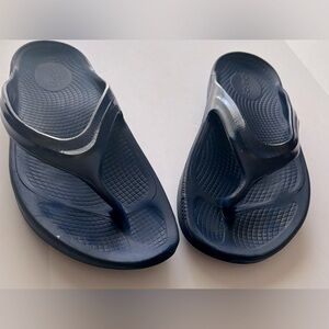 Oofos| Oofos navy blue  thong sandals/ flip flops W9